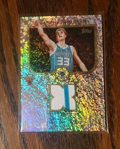 2025-26 Topps Liam McNeeley RC Parche Franquicia Telas Brillante Holo Lámina SP - Imagen 1 de 2