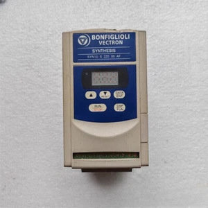 Inversor Bonfiglioli Vectron SYN10 S 220 05 AF usado 1 pieza - Imagen 1 de 3