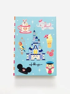 NUOVO! Parchi Disney 2021 Jerrod Maruyama Attrazioni e Snack Quaderno Diario - Foto 1 di 10