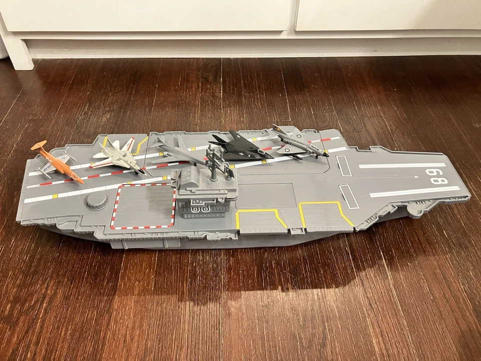 Portaaviones Redbox 68 1998 de colección barco de juguete con aviones fundidos a presión Foto 1 de 4