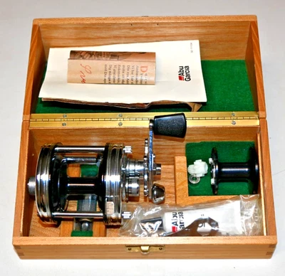 Carrete Abu Garcia Ambassadeur 1995 75 aniversario en caja 433/1000 pies #05005 Foto 1 de 4