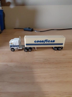 Remolque semirremolque Road Champs Goodyear 1987 Kenworth T600A blanco escala Ho Foto 1 de 4