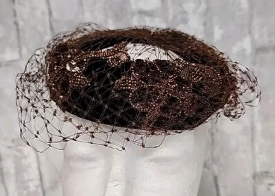 Sombrero de iglesia vintage de encaje marrón con cuentas doradas con flores para mujer 6 1/2" Foto 1 de 4