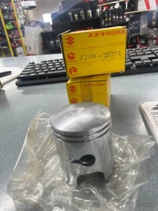NOS NEW OEM ORIGINAL SUZUKI GT185 TC100 TS100 PISTON 1.00 12110-25772 - Bild 1 von 1