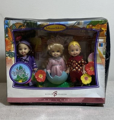 Коллекционная розовая этикетка Barbie The Wizard of Oz Munchkins 2006 г., НОВАЯ, поврежденная коробка - Изображение 1 из 4