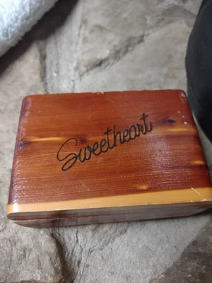 Soporte para caja de baratija de madera de cedro Sweetheart, marcado Robbinsville NC, mini almacenamiento Foto 1 de 4