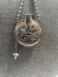 - Halskette Navajo Stil silberfarben hält kleine Menge Flüssigkeit  - Bild 1 von 4