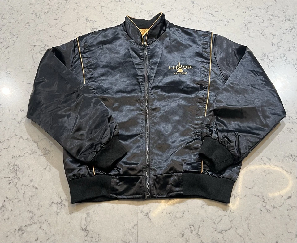 Jaqueta Bombardeiro Vintage Luxor Las Vegas Cetim Preto Logotipo Bordado Dourado M - Imagem 1 de 4