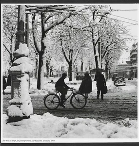 2005 -- GRENOBLE SOUS LA NEIGE 1955 . JEUNES A BICYCLETTE . 3V231 - Bild 1 von 1