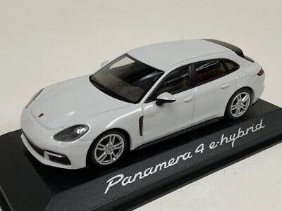 1/43 Minichamps Porsche Panamera 4 e-Hybrid in White Dealer Edition WAP020762 OH - Image 1 of 4