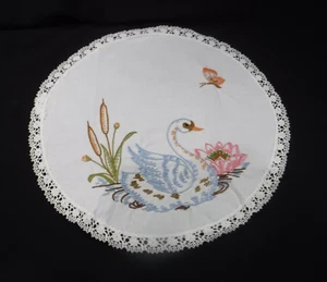 VINTAGE~HANDARBEIT~BESTICKT~SCHWAN~KOLBEN~SCHMETTERLING~GEBLÜMT~DOILEY~KOMMODESCHAL - Bild 1 von 7