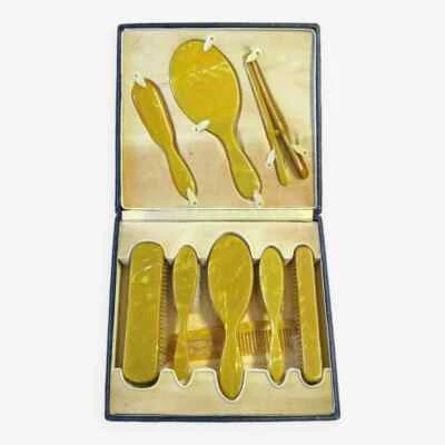 Coffret néccessaire de toilette en bakélite jaune. - Photo 1/4