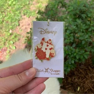 Prendedor de coleccionista de tarjetas de Alicia en el País de las Maravillas Disney Loungefly Stitch Shoppe - Imagen 1 de 3