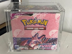 Pokemon - Sword and Shield Fusion Strike - Sealed Booster Box with Acrylic Case - Bild 1 von 7