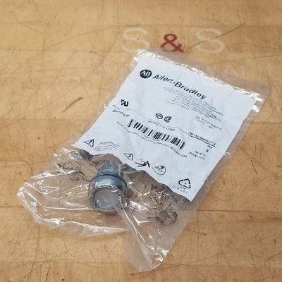 Allen Bradley 800FM-LF7 pulsador empotrado iluminado, transparente, momentáneo, 22 mm Foto 1 de 3