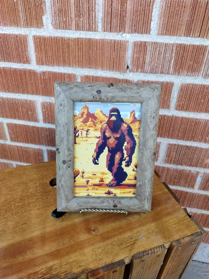 Mini impresión artística enmarcada Bigfoot In Desert de 8 bits por Neon Nicho  Foto 1 de 1