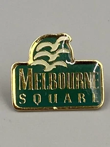 Melbourne Kwadratowy napis z klapą Kapelusz Przypinka Zielony i Złoty Kolor - Zdjęcie 1 z 3