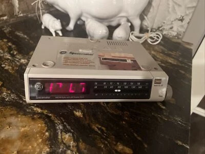 Vintage GE Spacemaker Under-Cabinet AM/FM Kitchen Radio Clock Model 7-4212B - Image 1 of 4