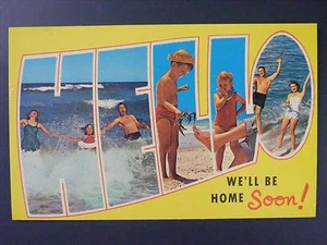 Tarjeta postal a color vintage escena playa letra grande Hello We'll Be Home Soon años 50 - Imagen 1 de 2
