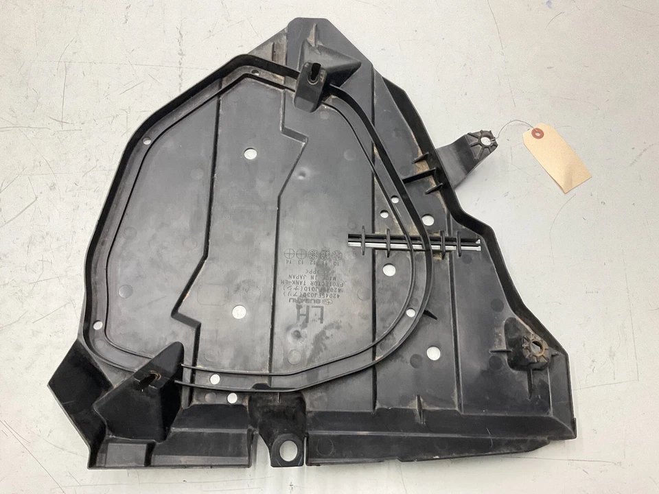 2012 Subaru WRX STI tampa protetora de tanque de combustível direita 42045FJ020 FABRICANTE DE EQUIPAMENTO ORIGINAL 15-19 - Imagem 1 de 4