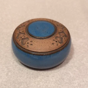 Pisapapeles Earthworks Pottery azul con corazones - Imagen 1 de 3