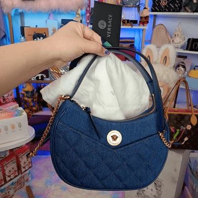 Nuevo Bolso de Hombro Versace Denim Piel de Becerro Acolchado Medusa Media Luna Azul Foto 1 de 4