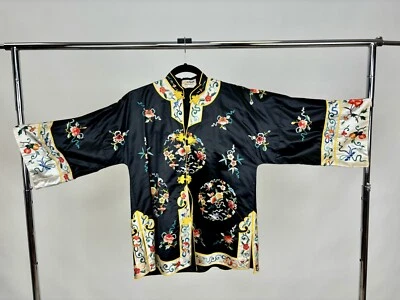 Bata o chaqueta bordada de seda china vintage con motivos florales de seda negra como está Foto 1 de 4