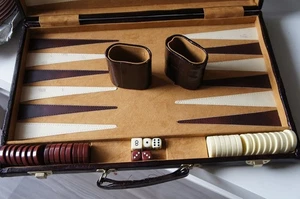 Backgammon-Set im Kunstlederkoffer - Bild 1 von 3