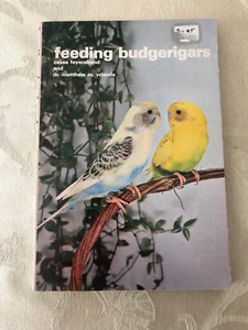 Feeding Budgerigars by Cessa Feyerbend and Dr. Matthew M .Vriends - Foto 1 di 1