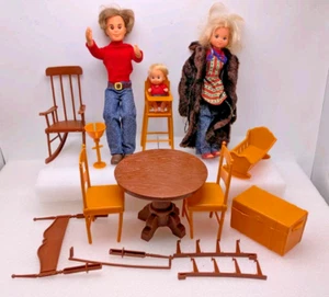 Muñecas Mattel Sunshine Family 1973 mamá papá y bebé niño con trajes zapatos muebles - Imagen 1 de 5