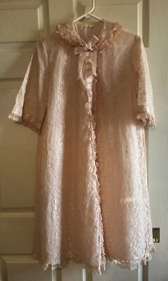 Vestido de casa con cinta Saks Fifth Avenue rosa claro de encaje superpuesto con volantes Foto 1 de 4