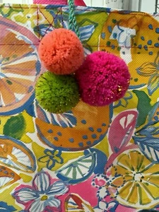 Lilly Pulitzer Market Tote LEMON PINK CITRUS THINGS Shopper Tasche Reuse ECO W Poms - Bild 1 von 6