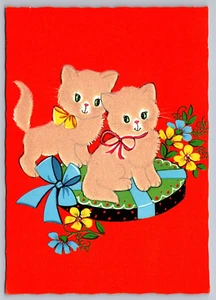 Gatitos de fieltro sentados en arcos de almohada Kruger Alemania Occidental postal (B) - Imagen 1 de 2