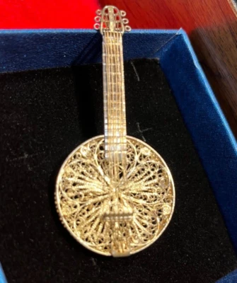 Banjo de filigrana esterlina artesanal intricadamente detalhado 6 cordas de ouro 2 3/4"T - Imagem 1 de 4