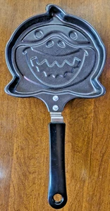 New 5" Mini Skillet In Shape Of Shark - Picture 1 of 1
