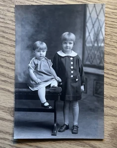 Foto antica bambino bambini ragazze seduti in piedi - Foto 1 di 4