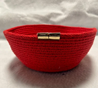 Tazón/cesta de baratija de cuerda hecha a mano con decoración de metal 3,5x7,5 Foto 1 de 3