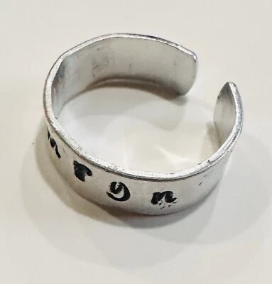 Anillo de aluminio ajustable estampado a mano con nombre Camryn  Foto 1 de 3