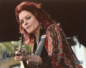 ROSANNE CASH SIGNED AUTOGRAPHED 8x10 PHOTO DAUGHTER OF JOHNNY RARE BECKETT BAS - Picture 1 of 2