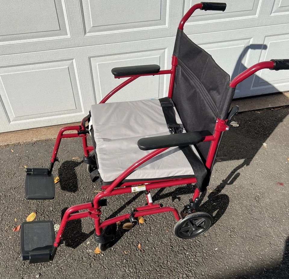 Silla de ruedas Walgreens Transport plegable roja 300 libras máx. Foto 1 de 4