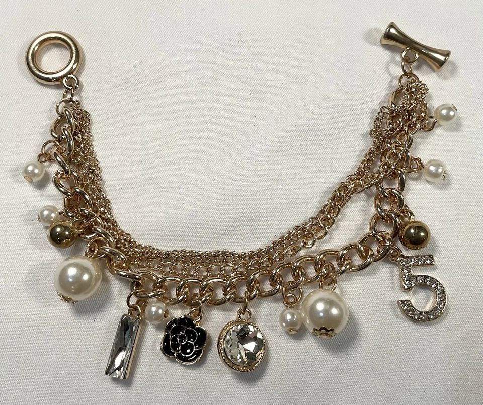 Pulsera de diamantes de imitación tono dorado con número #5 colgante Foto 1 de 2