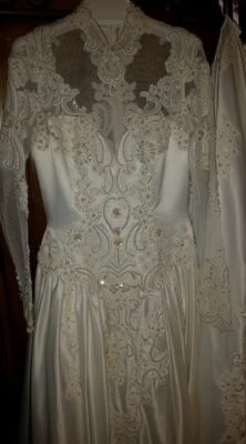 NEW Ivory Wedding Dress Vintage Style Long Sleeve Lace Up Cathedral Train 76" - Image 1 of 4