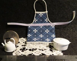 Apron Navy Blue White Kitchen Lace Runner White Tea Pot 1:12 Mini Creative 1700 - Picture 1 of 4