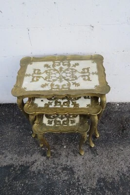 Juego de tres mesas anidadoras italianas florentinas doradas antiguas 4033 Foto 1 de 4