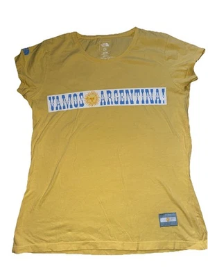 Camiseta Amarilla The North Face “¡Vamos Argentina!” Azul Sol con parche Foto 1 de 4