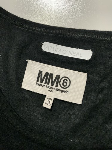 T shirt MM6 Maison Margiela Italy nera asimmetrica indossata da Tatum O'Neal