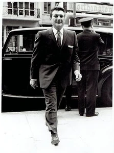 1959 Vintage Photo Liberace at Royal Courts of Justice in London for libel trial - Picture 1 of 2