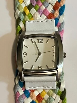 Xhilaration 模拟手表 带织物表带扣 多色 全新电池 — 第 1/3 张图片