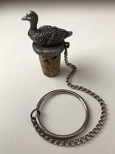 Antiguo Y Precioso Tapón De Botella De Estaño Con Cadena - Imagen 1 de 4