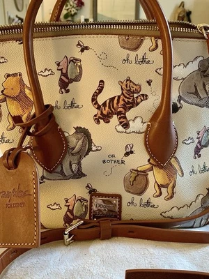 Bolso bandolera Dooney & Bourke Winnie The Pooh 2020 de los parques de Disney Foto 1 de 4